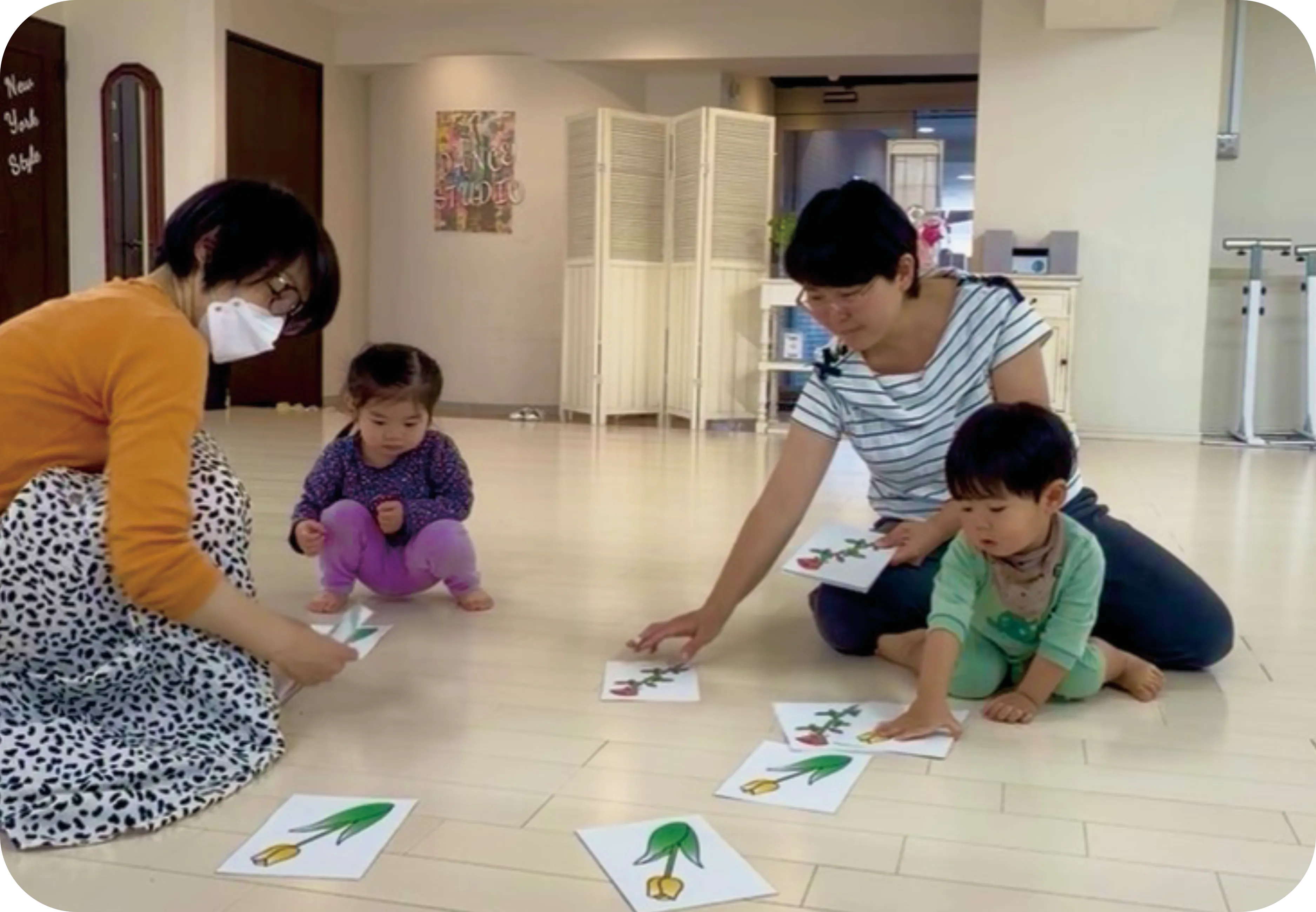 飽きさせない「生のピアノ演奏」と、五感を刺激する「豊富な教材」