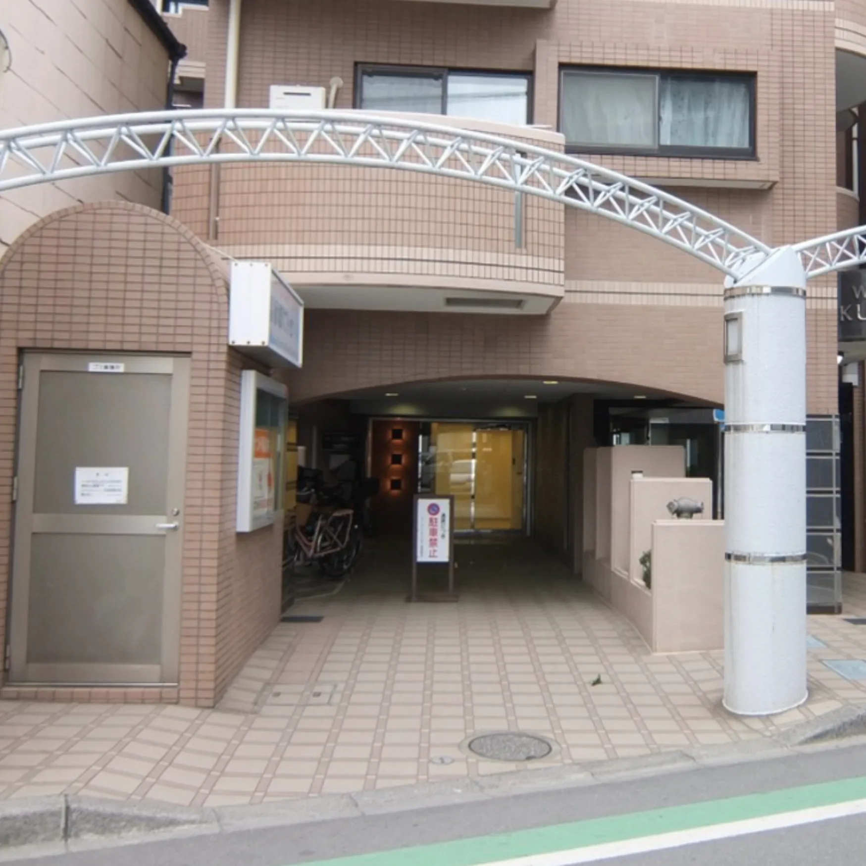 教室が入るビルの入口