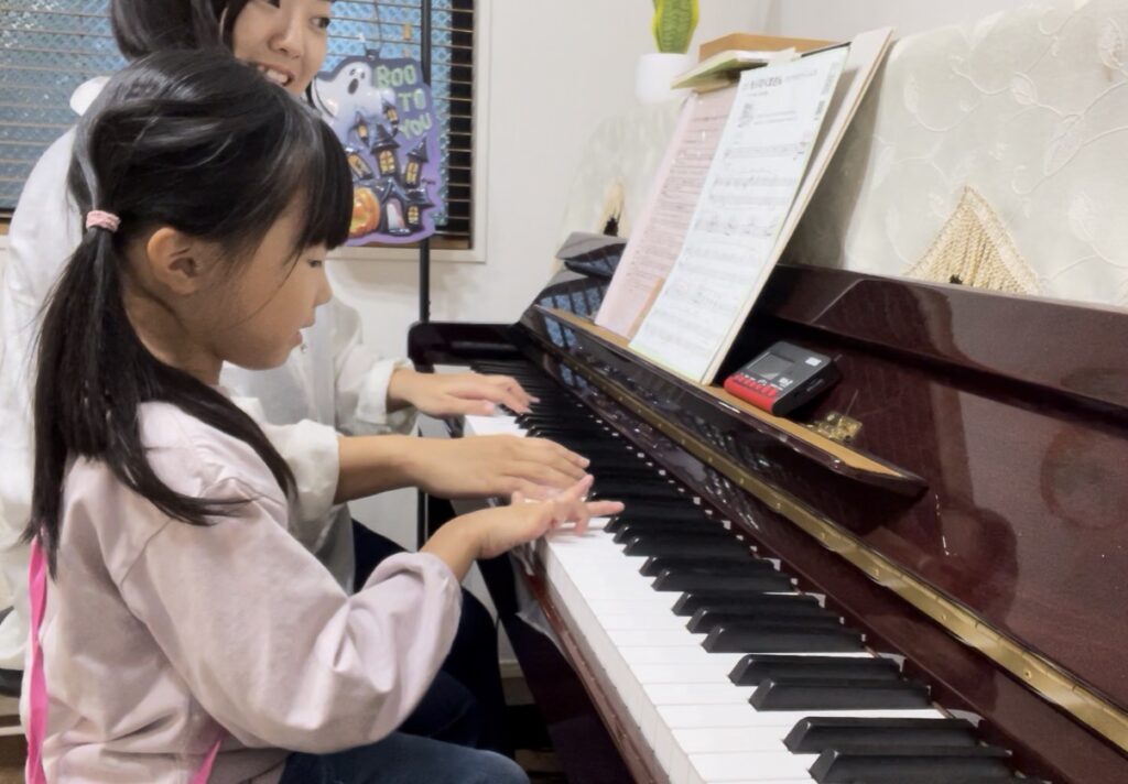     東村山市久米川の自宅ピアノ教室で個人レッスンを受ける子ども