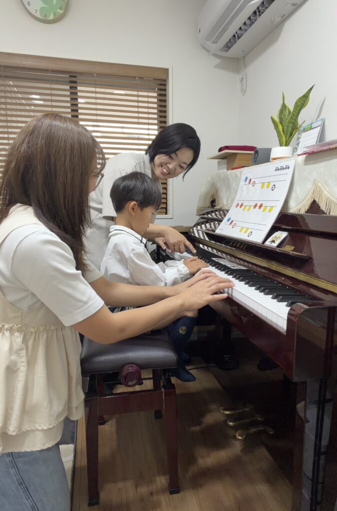    東村山市久米川のピアノ個人レッスンで先生と学ぶ子ども